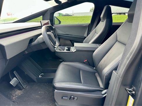 Used 2024 Tesla Cybertruck AWD Crew Cab image 11