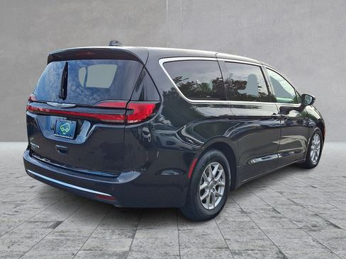 Used 2023 Chrysler Pacifica Touring-L FWD image 4