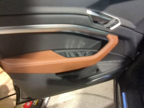 Used 2022 Audi e-tron Premium Plus w/ Premium Plus Package image 8