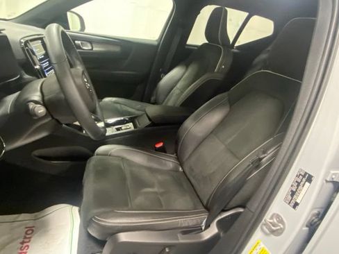 Used 2022 Volvo XC40 T5 R-Design w/ Advanced Package AWD/4WD image 11