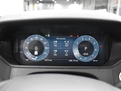 Used 2025 Land Rover Range Rover Velar Dynamic SE AWD/4WD image 8
