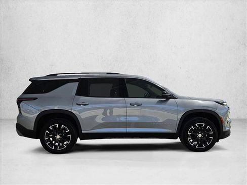 Used 2025 Chevrolet Traverse LT w/ Enhanced Driving Package AWD/4WD image 4