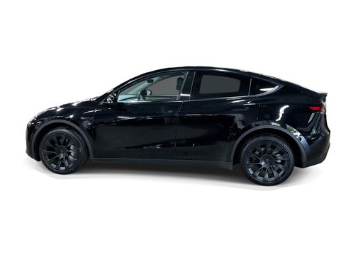 Certified 2023 Tesla Model Y AWD image 3