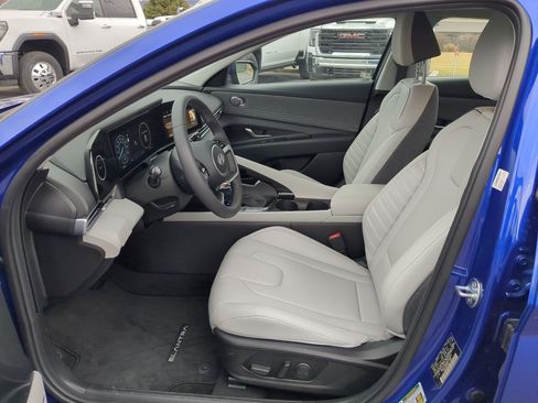 Used 2025 Hyundai Elantra Limited image 18