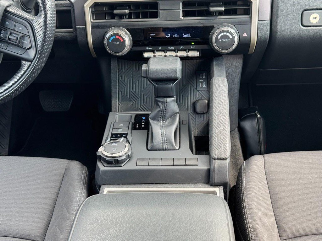 Used 2025 Toyota Tacoma SR5 AWD/4WD image 21