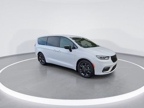 New 2026 Chrysler Pacifica Select image 2