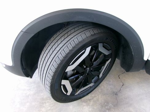 Used 2023 Kia Telluride EX w/ EX Captain's Chair Package image 7