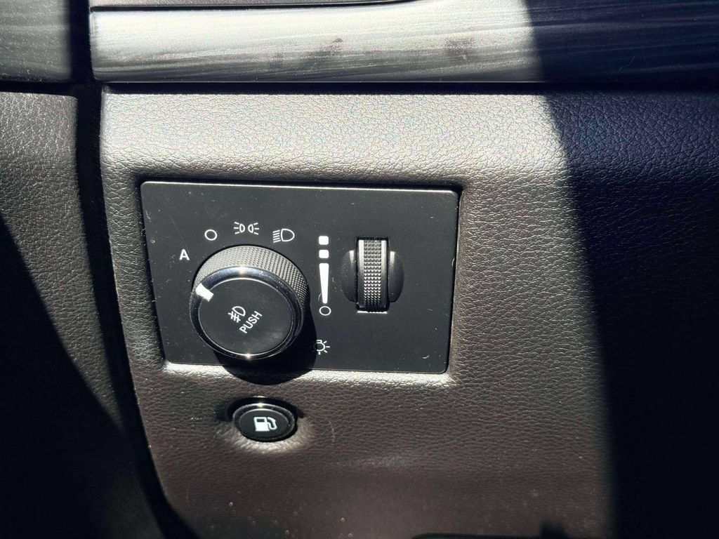 Used 2019 Jeep Grand Cherokee Laredo AWD/4WD image 18