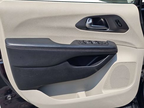 Used 2023 Chrysler Pacifica Touring-L FWD image 22
