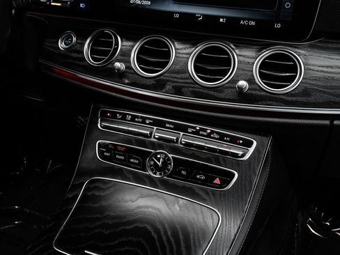 Used 2020 Mercedes-Benz E 350 Sedan image 23