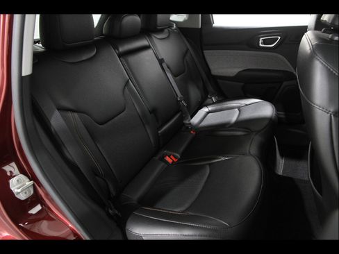 Used 2022 Jeep Compass Latitude w/ Sun and Sound Group AWD/4WD image 17