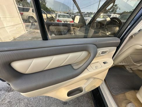 Used 2003 Toyota Land Cruiser w/ Convenience Pkg image 32