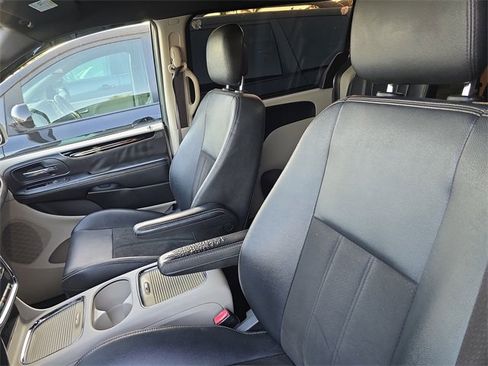 Used 2020 Dodge Grand Caravan SXT image 19
