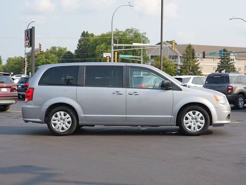 Used 2018 Dodge Grand Caravan SE w/ UConnect Hands-Free Group FWD image 2