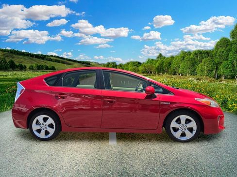 Used 2014 Toyota Prius Five FWD image 7