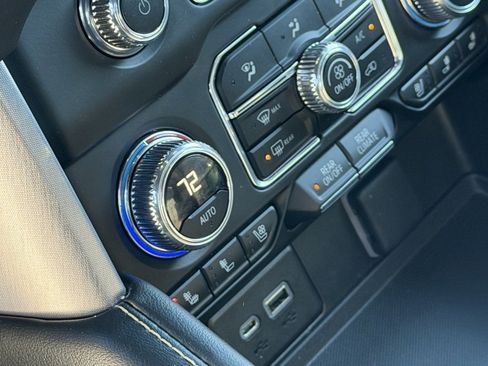 Used 2023 GMC Yukon SLT w/ SLT Luxury Package image 15