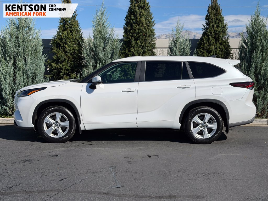 Used 2025 Toyota Highlander LE AWD/4WD image 4