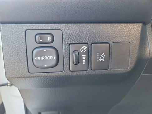 Used 2018 Toyota RAV4 LE image 30