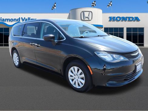 Used 2020 Chrysler Voyager L FWD image 1
