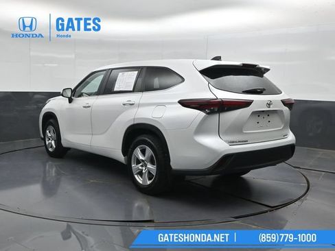 Used 2024 Toyota Highlander LE AWD/4WD image 8