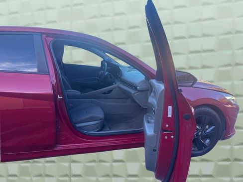 Used 2022 Hyundai Elantra SEL image 12