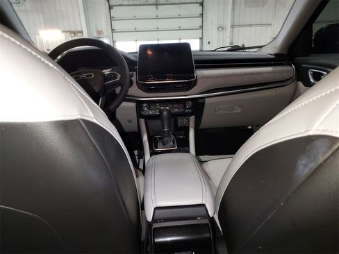 Used 2022 Jeep Compass Latitude image 10