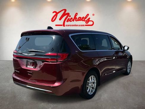 Used 2023 Chrysler Pacifica Touring-L FWD image 3