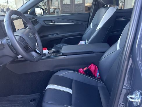 Used 2025 Toyota Camry SE image 9