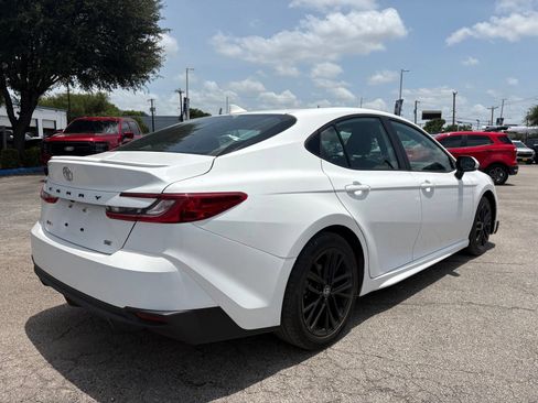 Used 2025 Toyota Camry SE FWD image 3