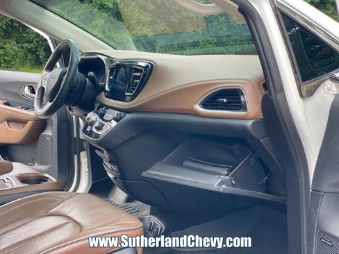 Used 2017 Chrysler Pacifica Limited FWD image 18