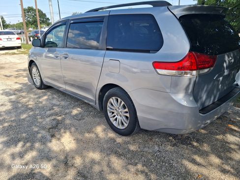 Used 2013 Toyota Sienna XLE FWD image 2