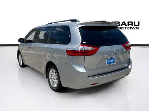 Used 2017 Toyota Sienna XLE Premium FWD image 5