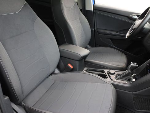 Used 2025 Volkswagen Taos SE AWD/4WD image 24