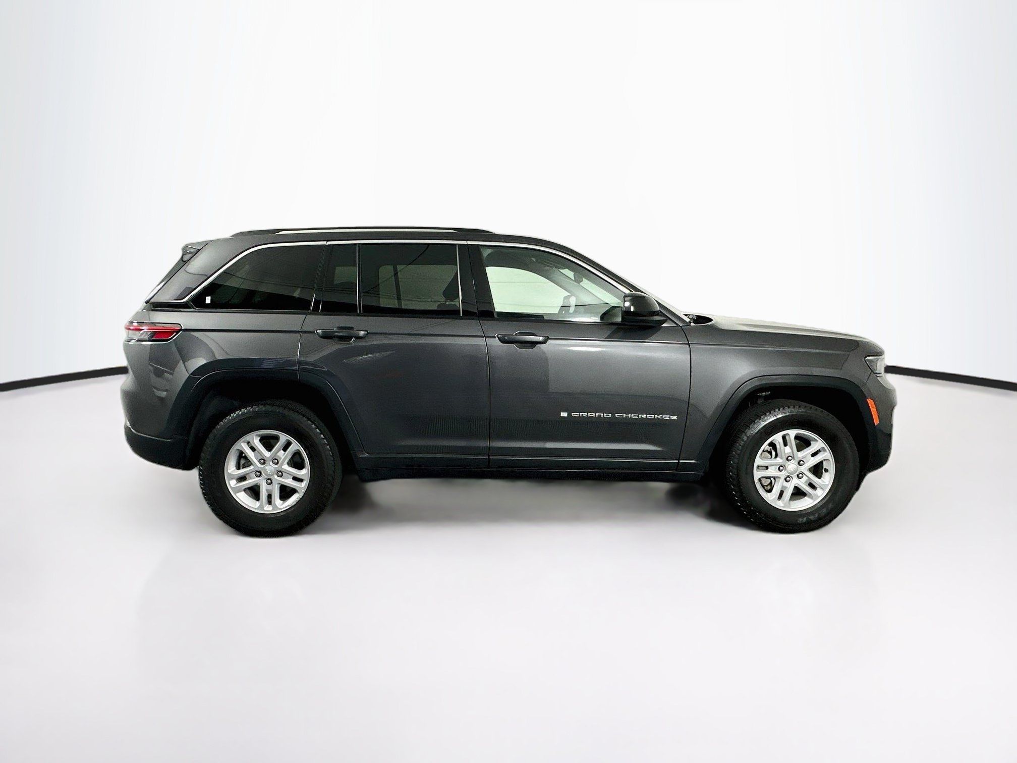Used 2023 Jeep Grand Cherokee Laredo w/ Luxury Tech Group I AWD/4WD image 10