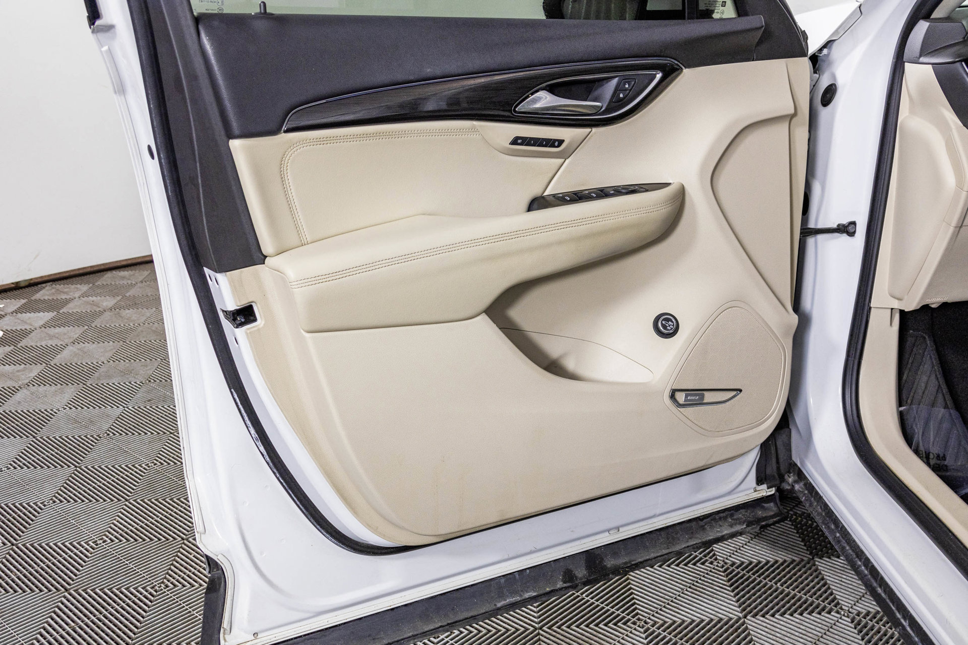 Used 2022 Buick Envision Essence w/ Technology Package I FWD image 38