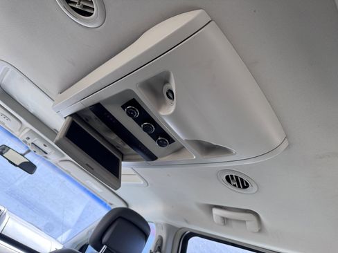 Used 2011 Volkswagen Routan SEL FWD image 38