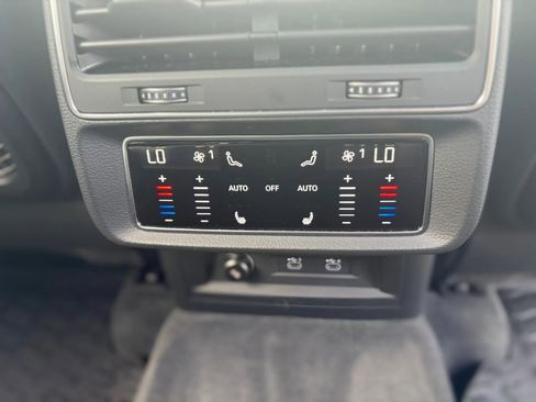 Used 2021 Audi Q8 Prestige w/ Prestige Package image 17