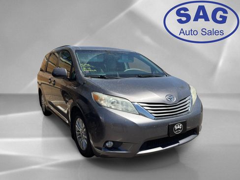 Used 2014 Toyota Sienna XLE FWD image 2