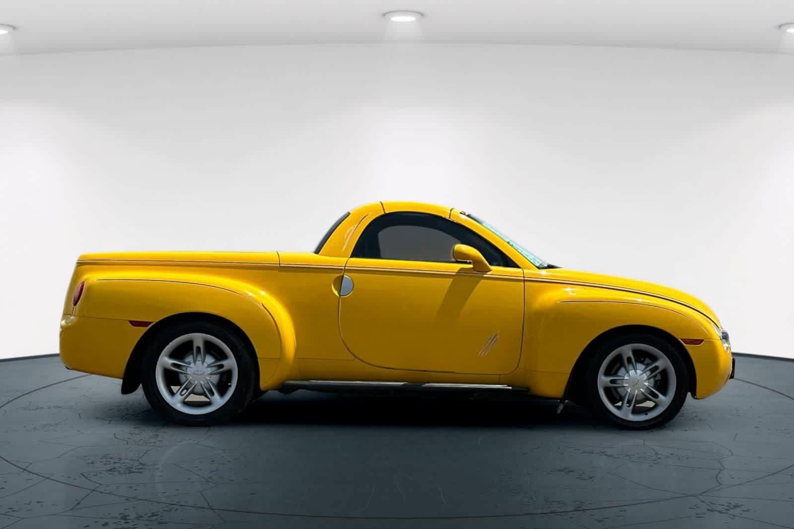 Used 2004 Chevrolet SSR w/ Preferred Equipment Group RWD image 5