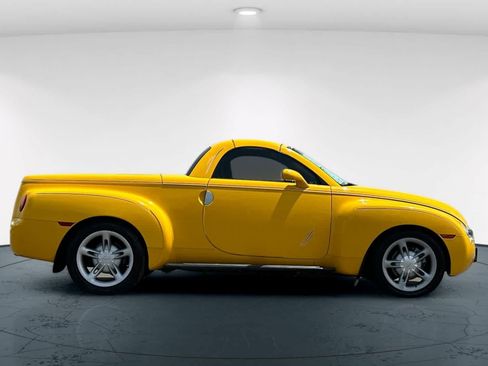 Used 2004 Chevrolet SSR w/ Preferred Equipment Group RWD image 5