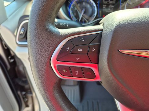 Used 2017 Chrysler Pacifica Touring FWD image 16