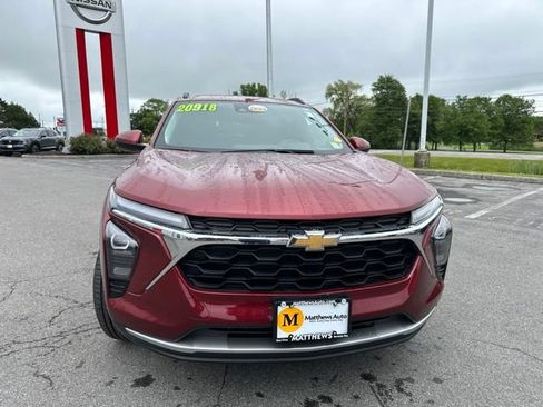 Used 2024 Chevrolet Trax LT w/ Sunroof Package FWD image 9