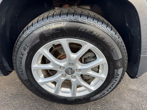 Used 2017 Jeep Cherokee Latitude w/ Comfort & Sound Group image 32