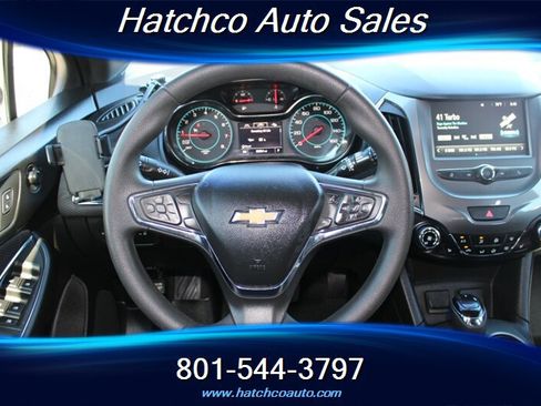 Used 2018 Chevrolet Cruze LT w/ Convenience Package FWD image 12