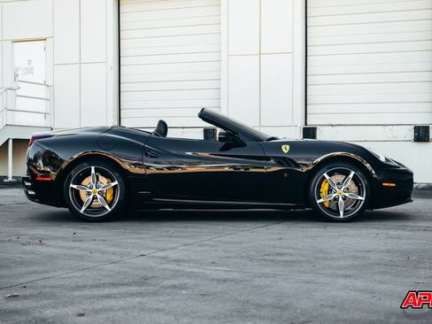 Used 2014 Ferrari California RWD image 13