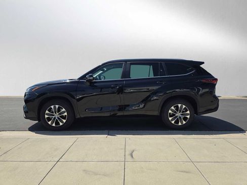 Certified 2025 Toyota Highlander XLE FWD image 6