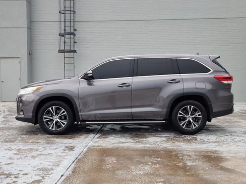 Used 2017 Toyota Highlander Plus FWD image 5