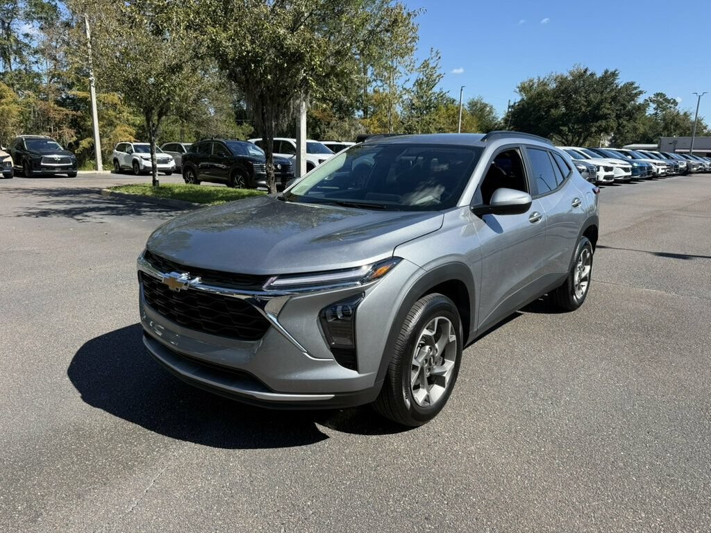 Used 2026 Chevrolet Trax LT w/ Driver Confidence Package FWD image 1