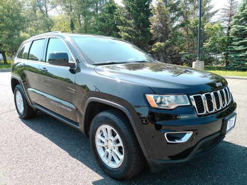 Used 2018 Jeep Grand Cherokee Laredo AWD/4WD image 2