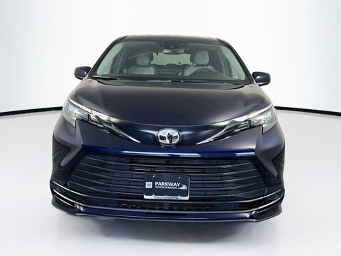 Certified 2026 Toyota Sienna LE AWD/4WD image 2